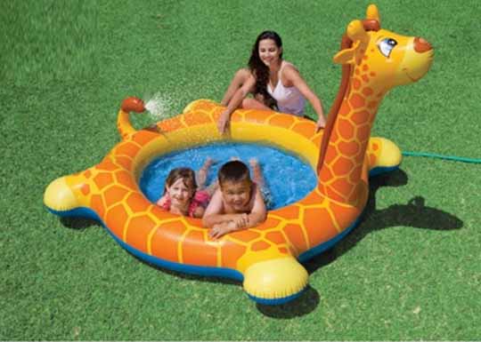 Une piscine gonflable girafe à moins de 10€ chez Mr.Bricolage