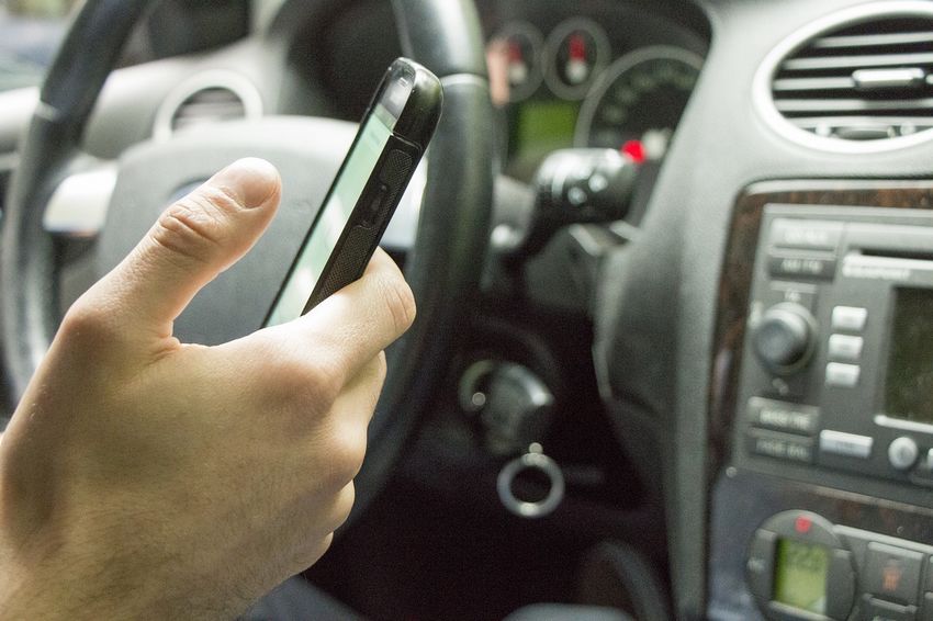 Le gouvernement envisage des suspensions de permis de conduite pour sanctionner l’usage du smartphone au volant