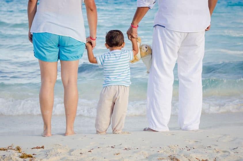 Bons VACAF : qui peut en bénéficier - Famille sur la plage