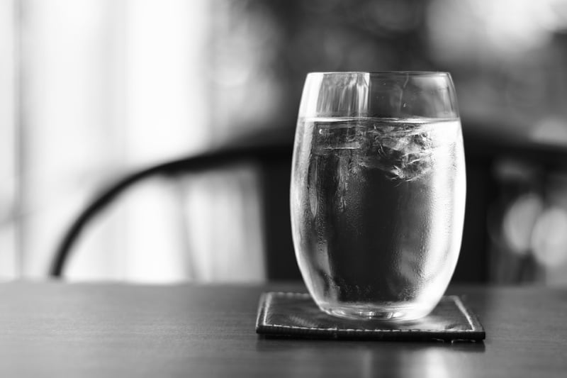 Le verre d’eau gratuit en bar, vérité ou mythe ?